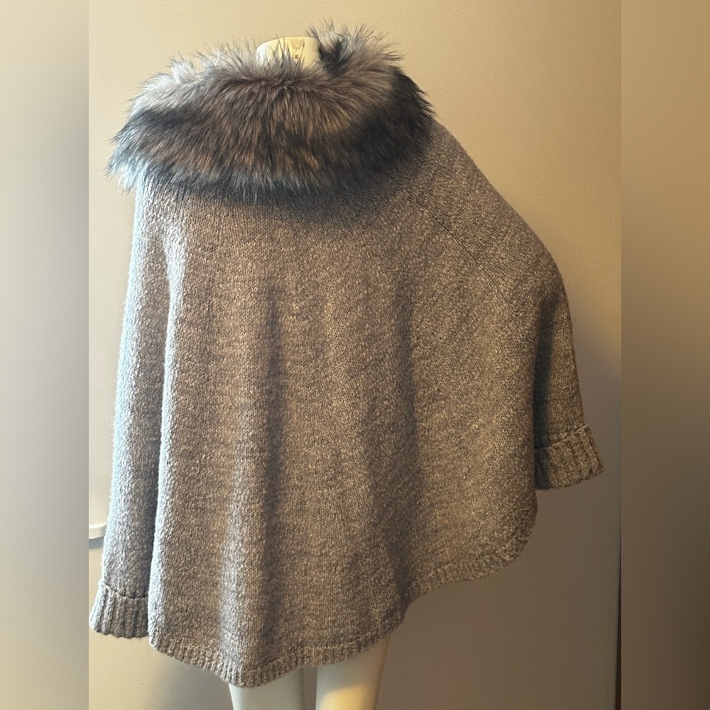 Michael Kors Gray Wool blend Poncho with Detachable Faux Fur Collar - Picture 2 of 7